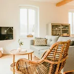 度假居 Bright Flat On Estate With Nature Views