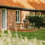 Bright Flat On Estate With Nature Views *