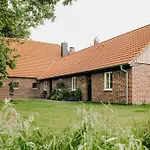 Bright Flat On Estate With Nature Views 度假居