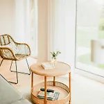Bright Flat On Estate With Nature Views Hébergement de vacances