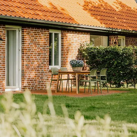 Bright Flat On Estate With Nature Views *