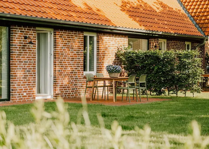 Bright Flat On Estate With Nature Views *