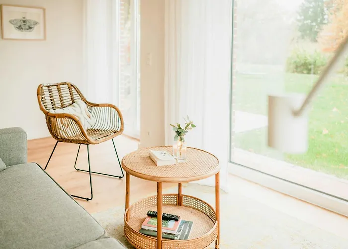 Bright Flat On Estate With Nature Views 度假居